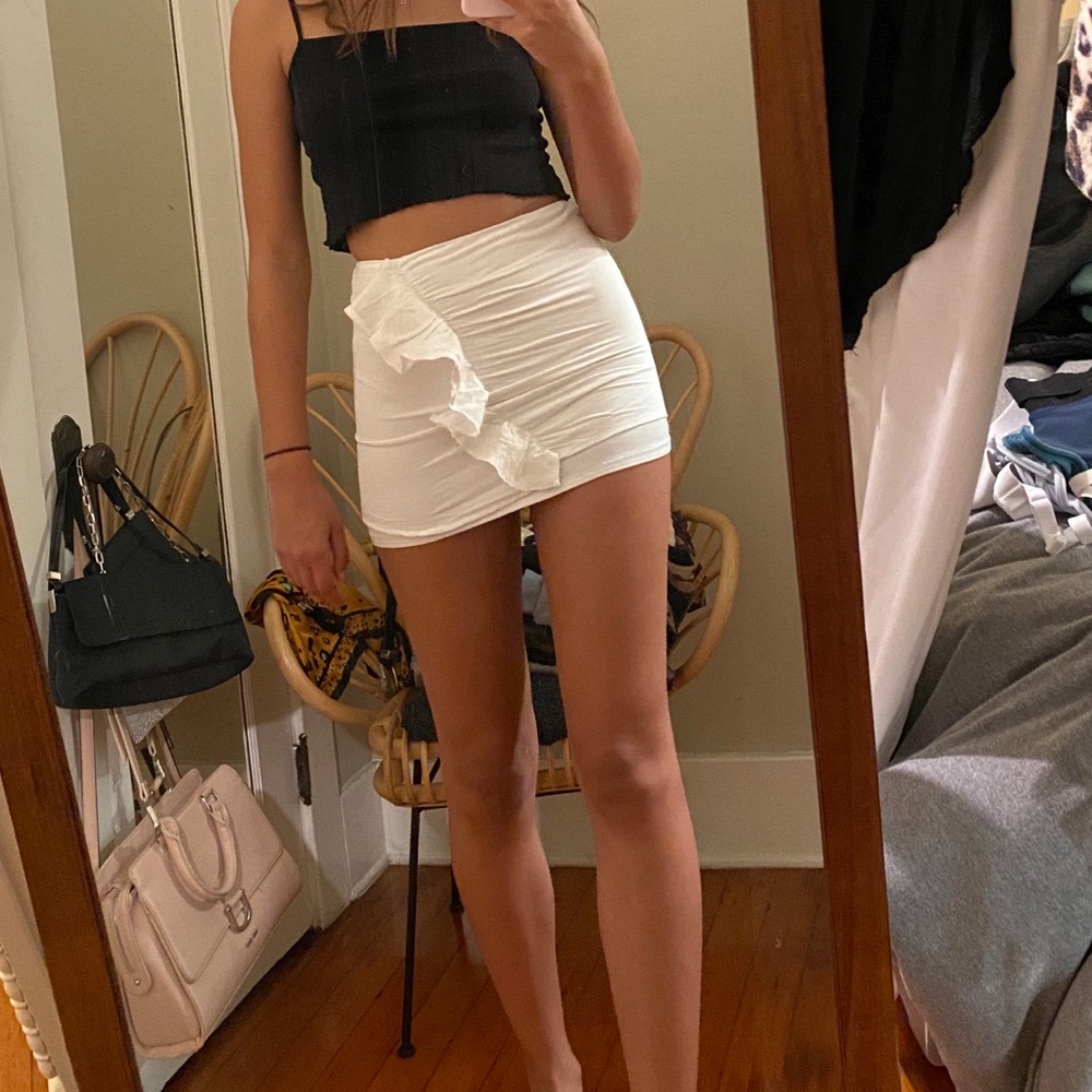 White mini skirt with ruffle